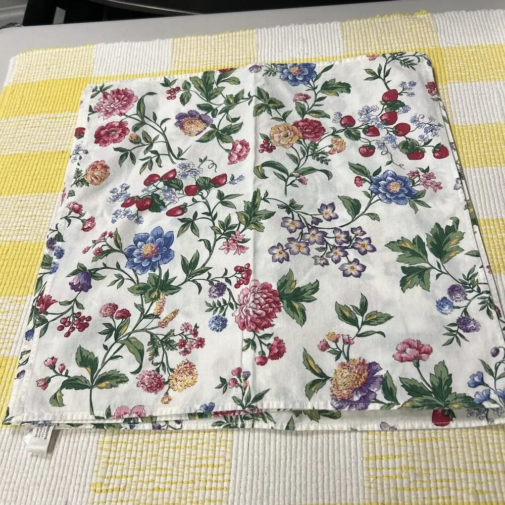 Vintage 1980s 1990s WILTON COURT floral print / strawberry Cotton Table Napkin